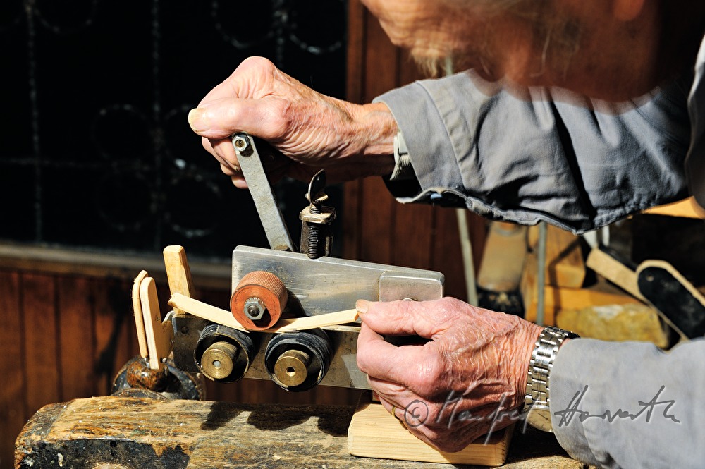 Schiffsmodellbauer Kurt Schaefer an der Holzbiegemaschine