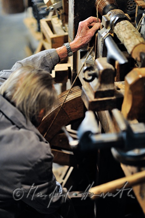 Schiffsmodellbauer Kurt Schaefer mit Drechselmaschine