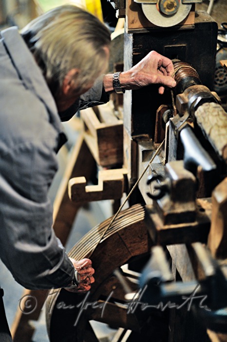 Schiffsmodellbauer Kurt Schaefer mit Drechselmaschine