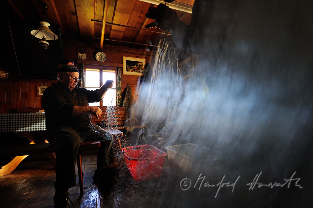 Fischer reparieren das Netz in der Lechhütte