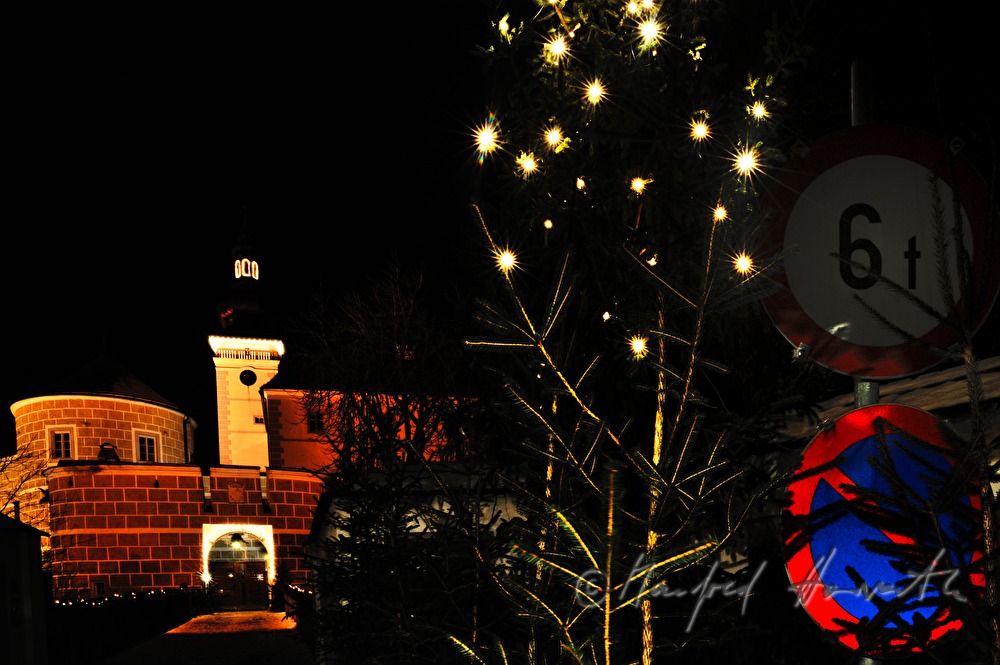 Weihnachtsmarkt mit Christbaumvor dem Schloss