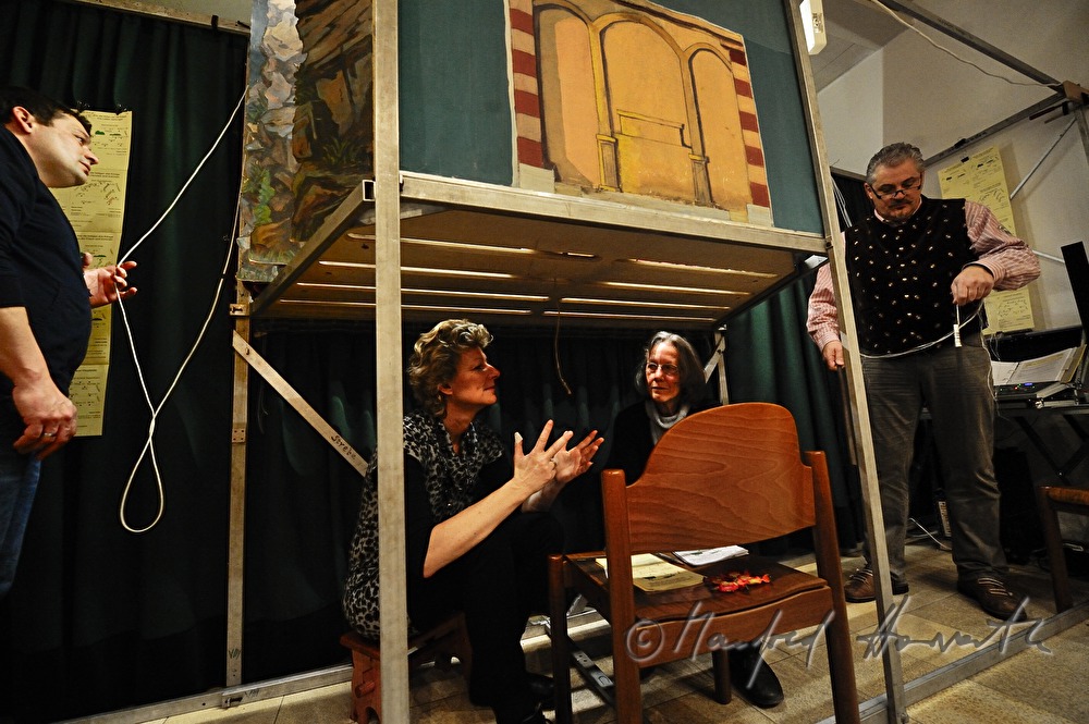 Puppenspielerinnen bei der Aufführung des Krippenspiels