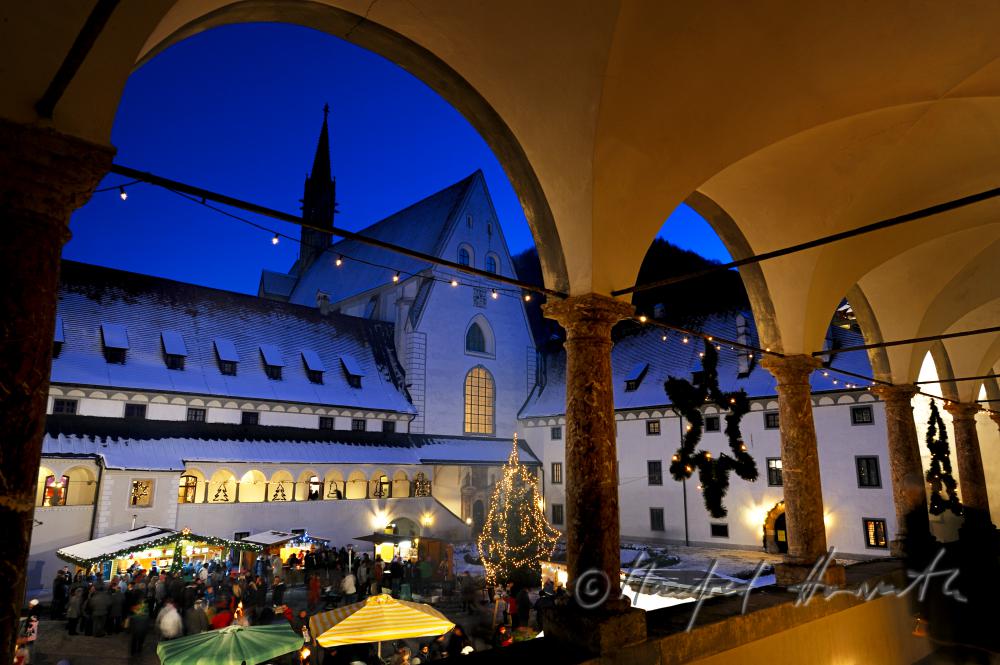 Blick durch den Kreuzgang zum Weihnachtsmarkt im Innenhof