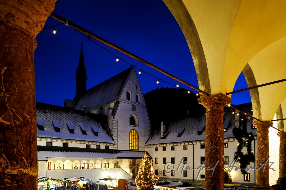 Blick durch den Kreuzgang zum Weihnachtsmarkt im Innenhof