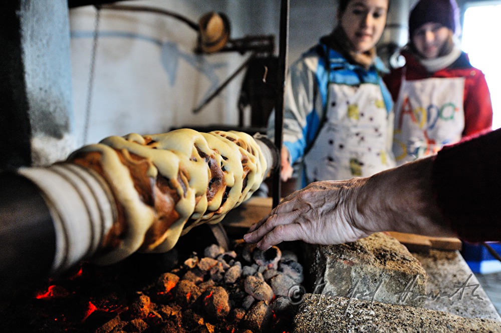 Backen eines Prügelkrapfen über glühender Kohle