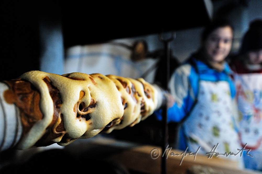 Backen eines Prügelkrapfen über glühender Kohle