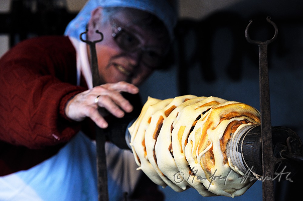 Backen eines Prügelkrapfen über glühender Kohle