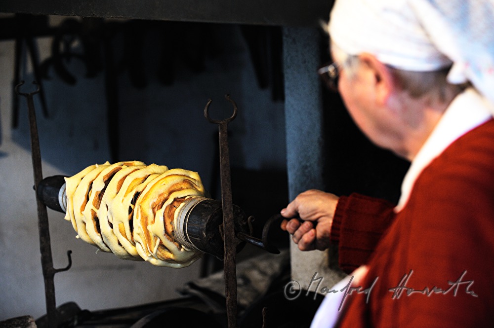 Backen eines Prügelkrapfen über glühender Kohle