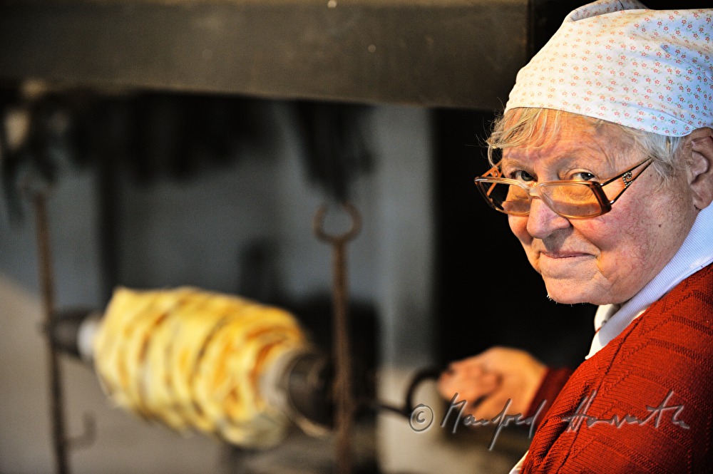 Backen eines Prügelkrapfen über glühender Kohle