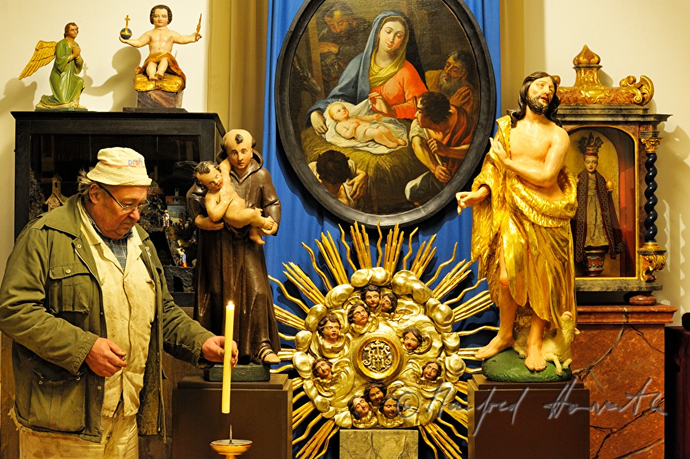 Josef Geisler in seinem Museum für Kirchenkunst