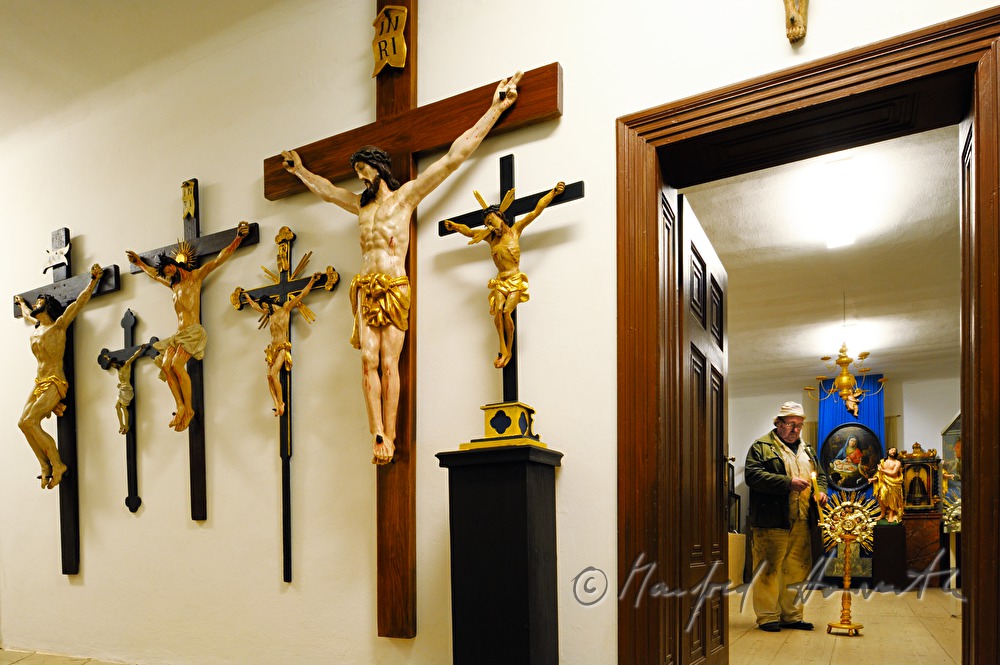 Josef Geisler in seinem Museum für Kirchenkunst