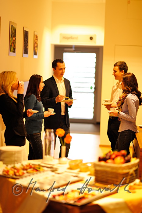 Seminarteilnehmer diskutieren in der Pause beim Buffet
