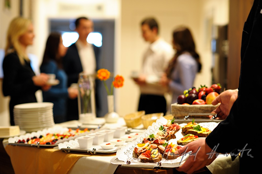 Seminarteilnehmer diskutieren in der Pause beim Buffet