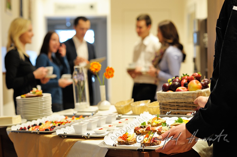 Seminarteilnehmer diskutieren in der Pause beim Buffet