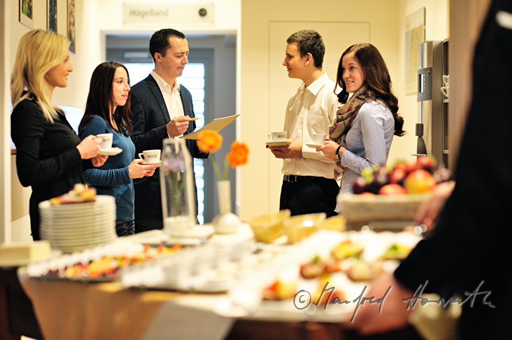 Seminarteilnehmer diskutieren in der Pause beim Buffet