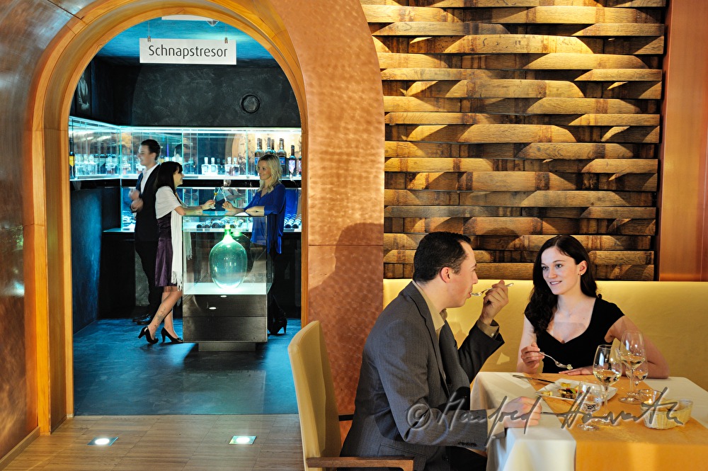 Gäste beim Abendessen in der Gölles-Stube