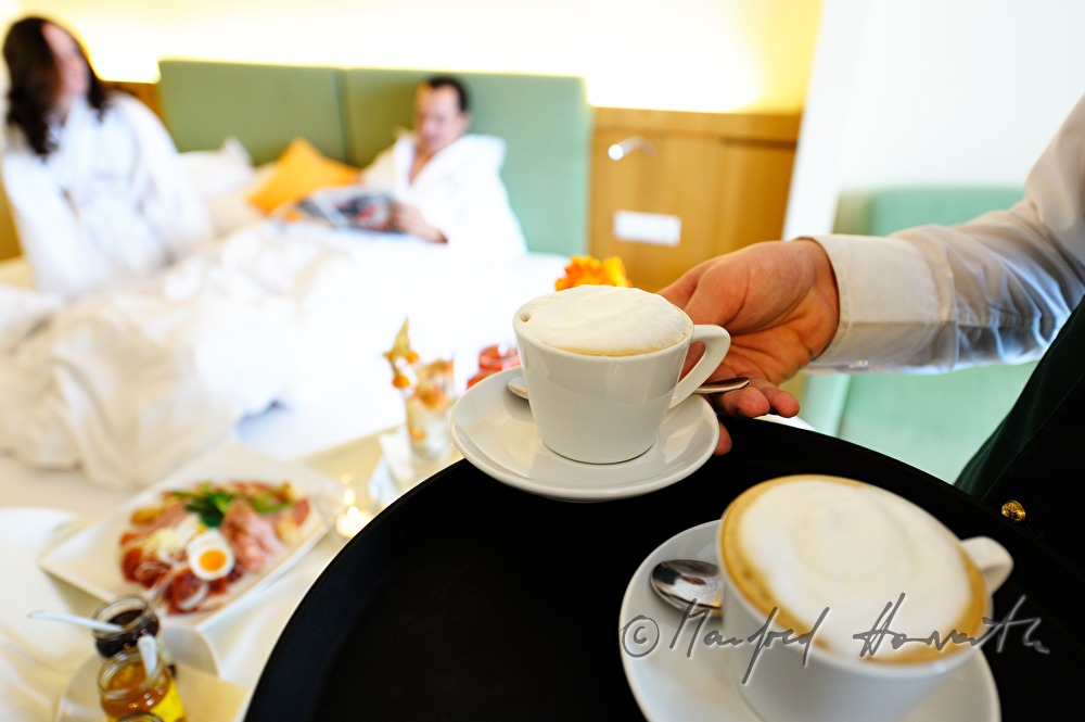 Zimmerservice bringt Frühstück ans Bett