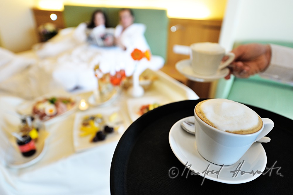 Zimmerservice bringt Frühstück ans Bett