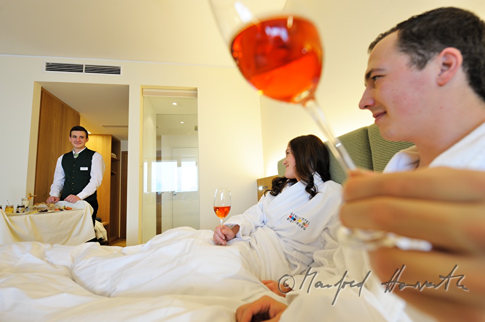 Zimmerservice bringt Frühstück ans Bett