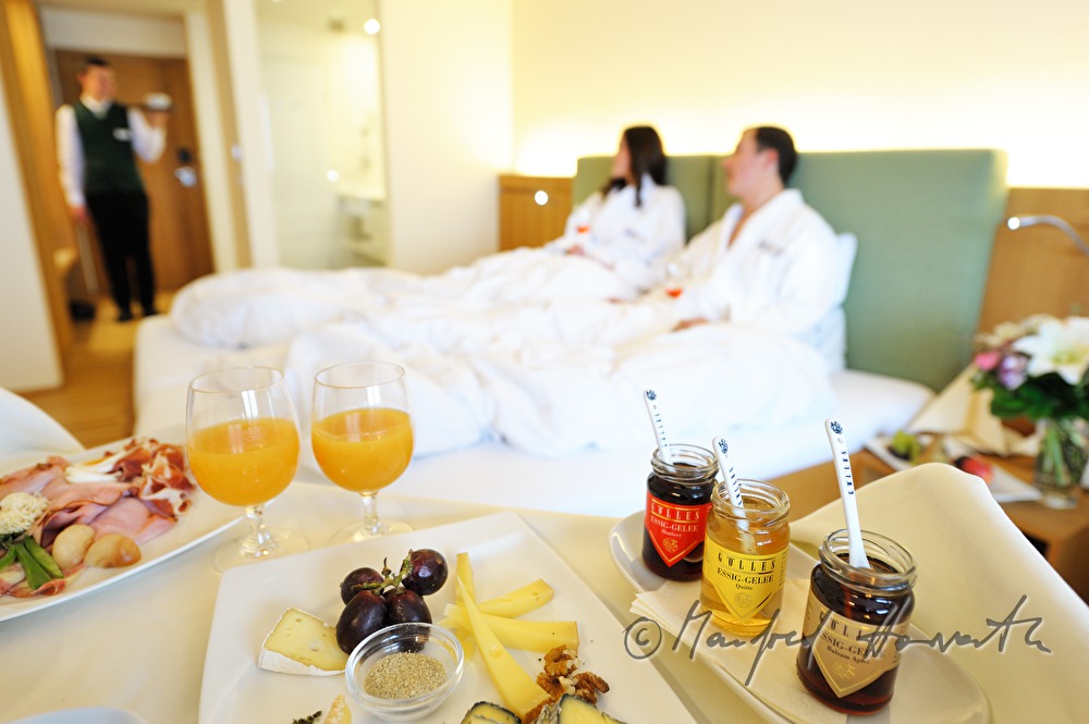 Zimmerservice bringt Frühstück ans Bett