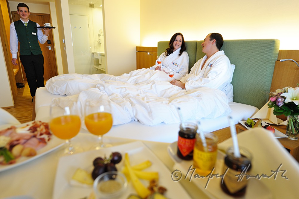 Zimmerservice bringt Frühstück ans Bett