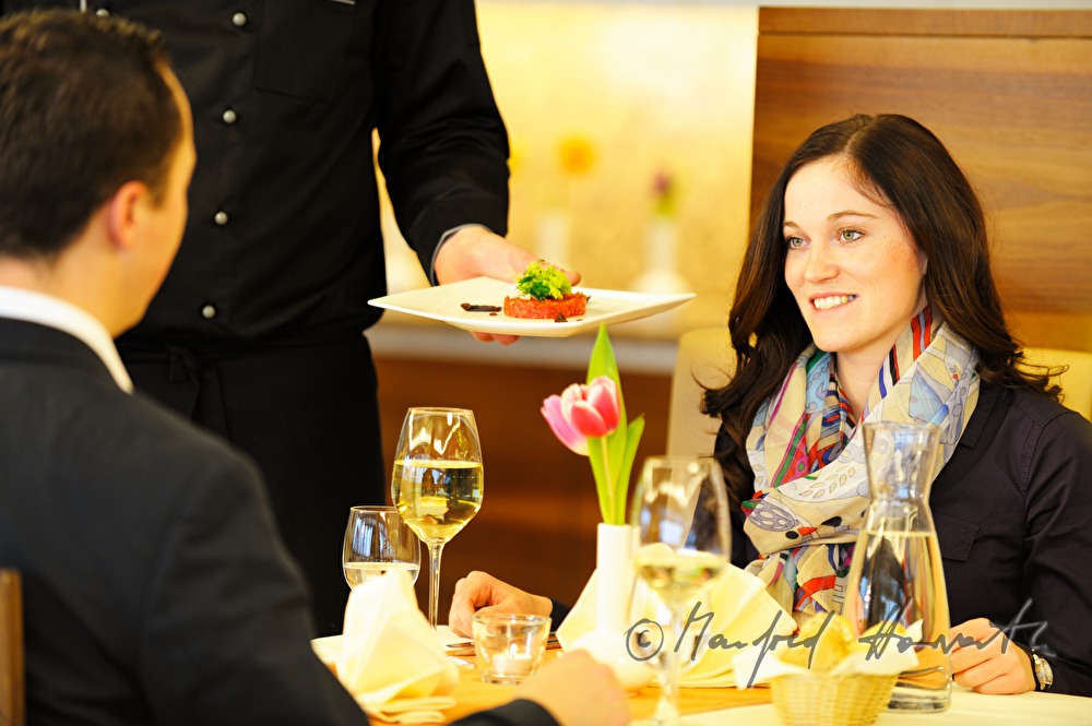 Gäste beim Abendessen im Restaurant