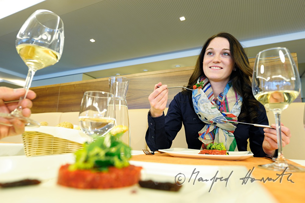 Gäste beim Abendessen im Restaurant