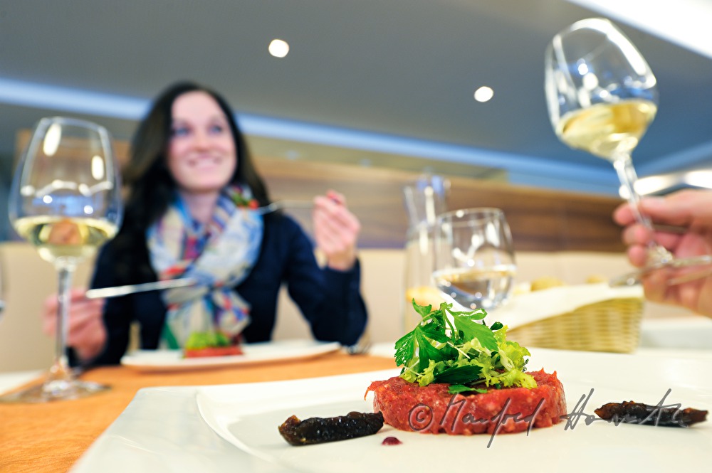 Gäste beim Abendessen im Restaurant