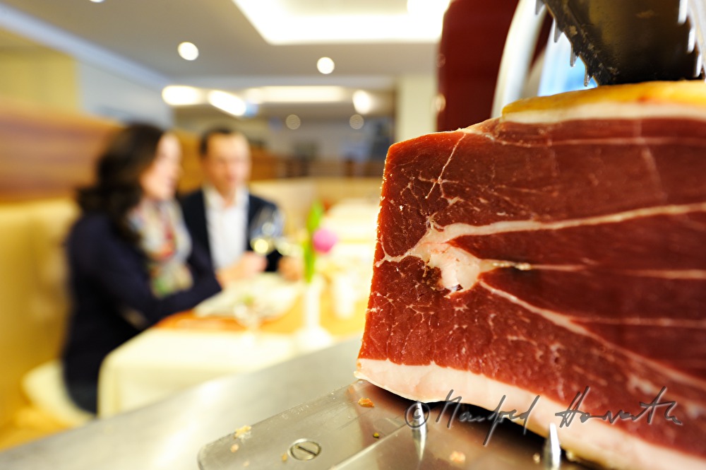 Gäste beim Abendessen im Restaurant