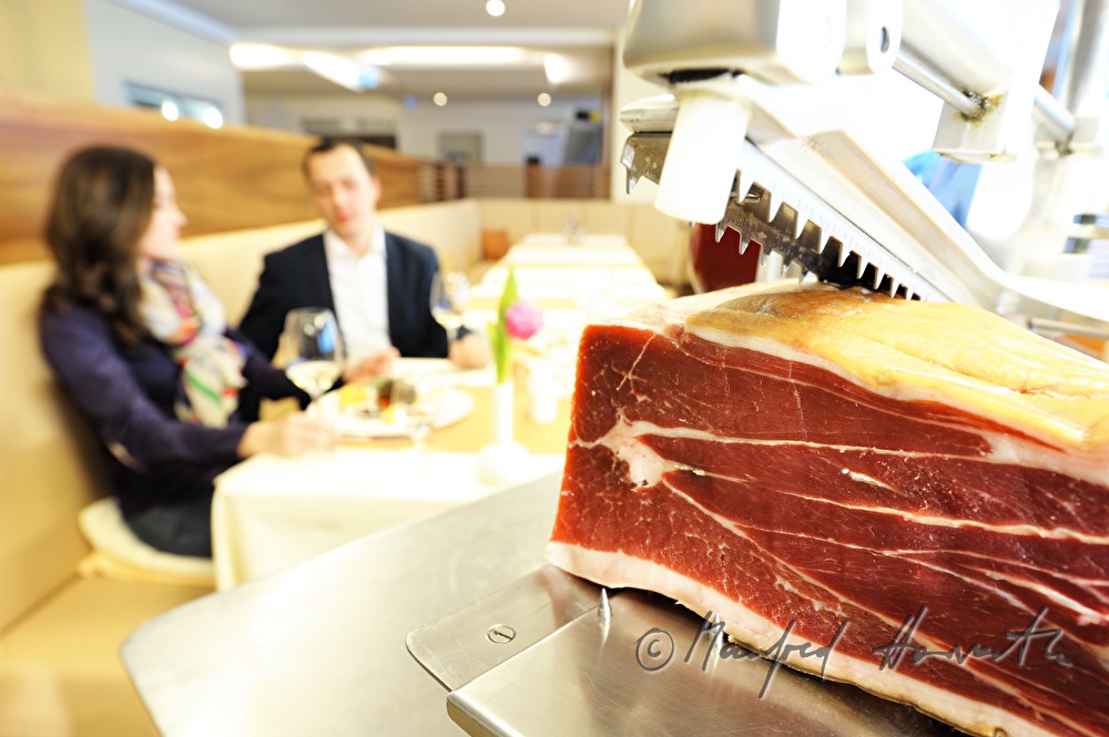 Gäste beim Abendessen im Restaurant
