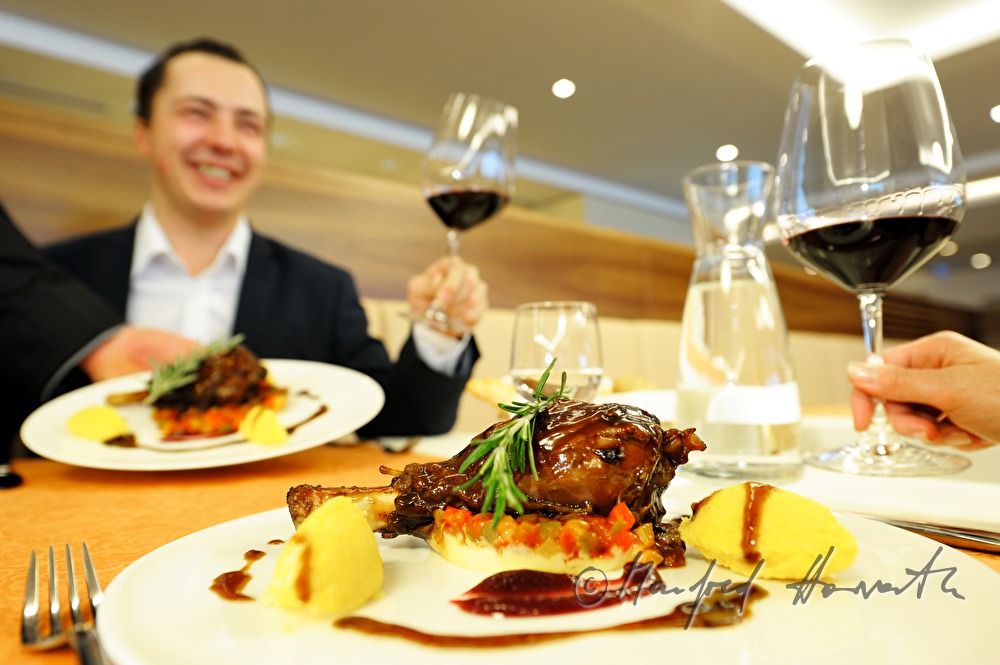 Gäste beim Abendessen im Restaurant