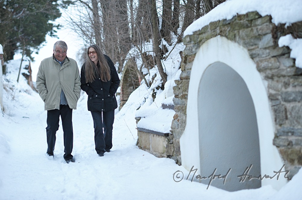 Peter Turrini und Silke Hassler spazieren durch Kellergasse