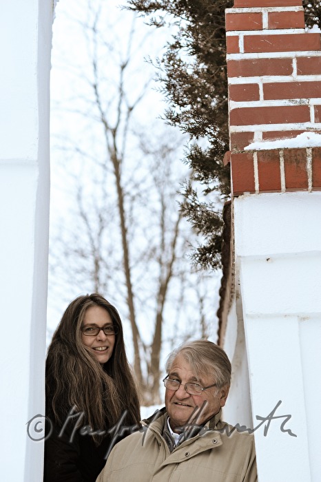 Peter Turrini und Silke Hassler in einer Häuserflucht