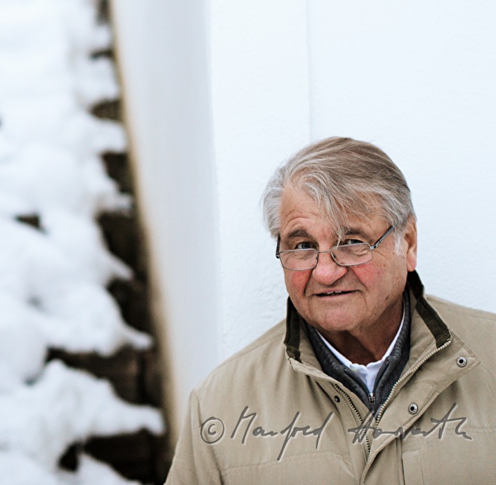 Peter Turrini und Silke Hassler in einer Häuserflucht