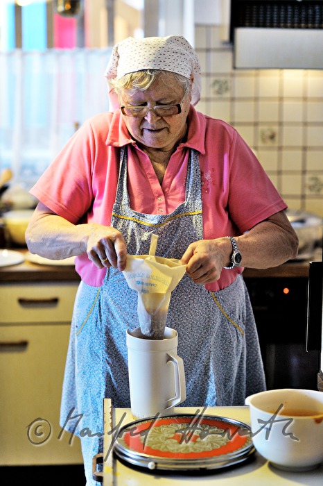 Füllen von Faschingskrapfen mit Marillenmarmelade