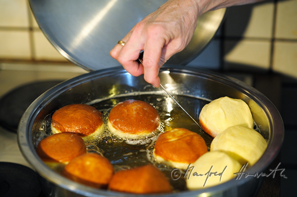 Frittieren von Faschingskrapfen