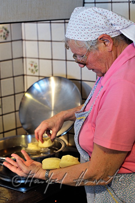 Frittieren von Faschingskrapfen
