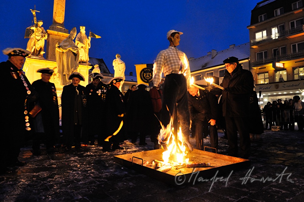 Fasching verbrennen am Hauptplatz