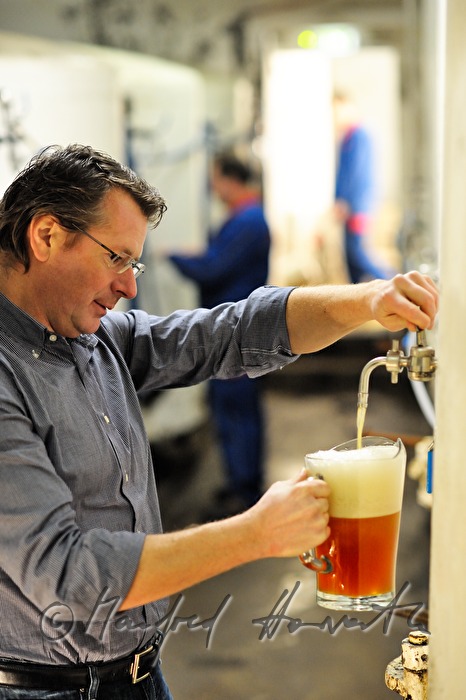 Braumeister kontrolliert die Qualität des Bieres