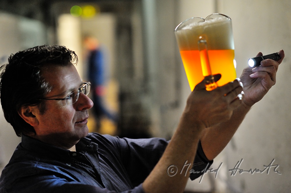 Braumeister kontrolliert die Qualität des Bieres