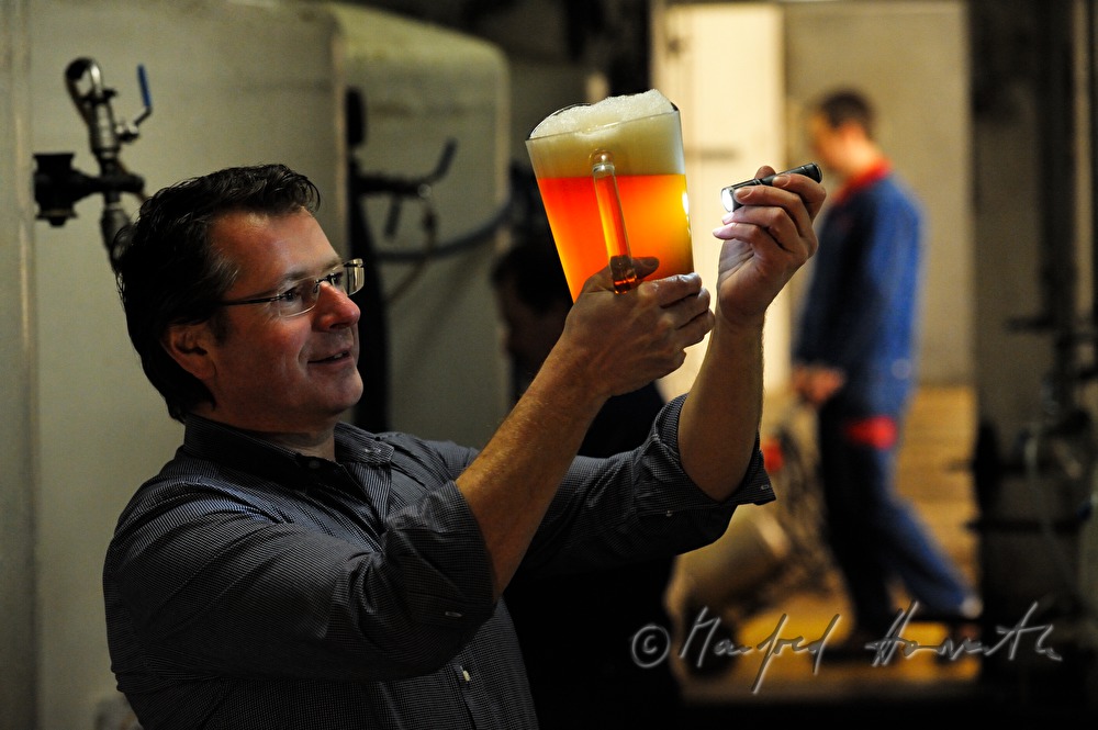 Braumeister kontrolliert die Qualität des Bieres