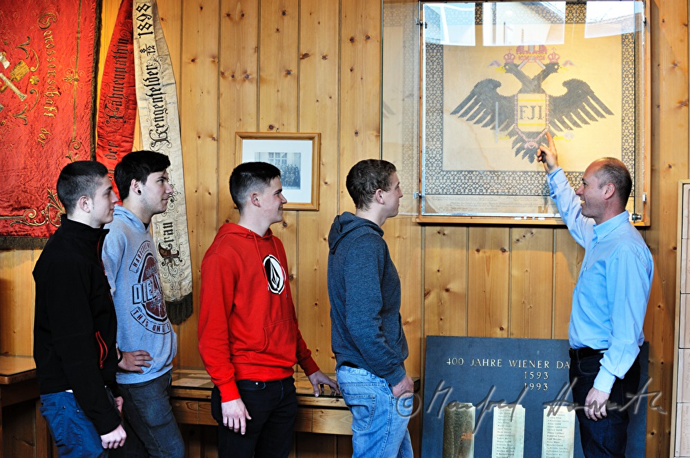 Lehrer und Dachdecker-Lehrlinge im Dachdecker-Museum