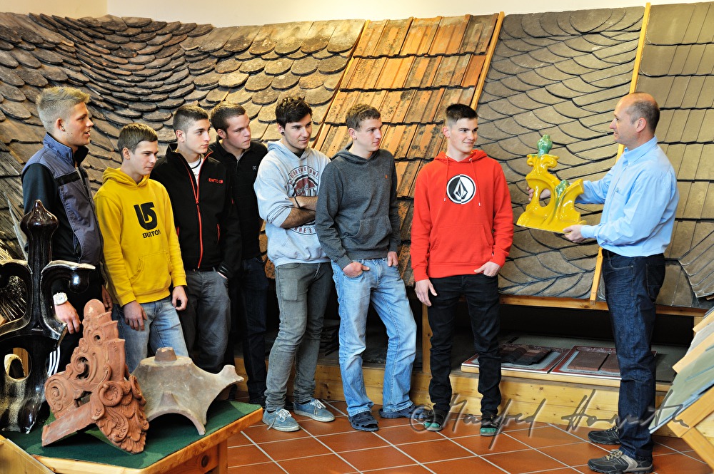 Lehrer und Dachdecker-Lehrlinge im Dachdecker-Museum