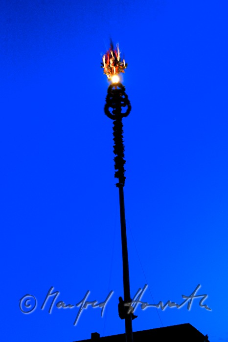 Maibaum-Kletterer auf dem Weg nach oben