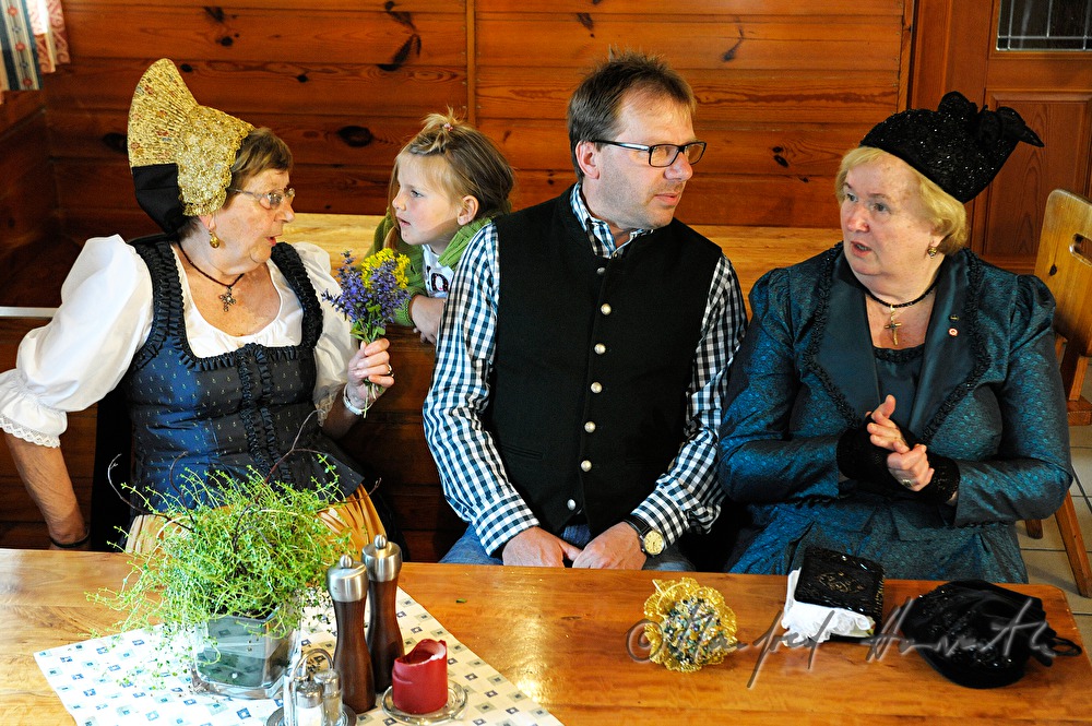 Frauen in Goldhauben-Tracht im Gasthaus