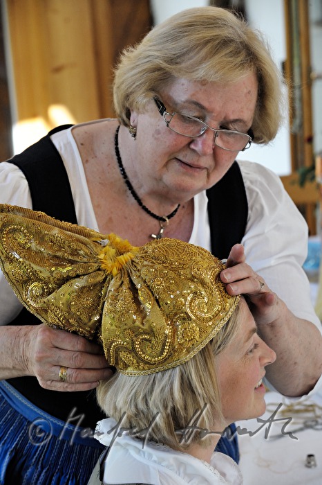 Anprobe der neu geschneiderten Goldhaube