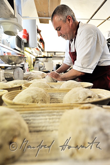 Teig kneten für das Backen des Brotes im Steinofen