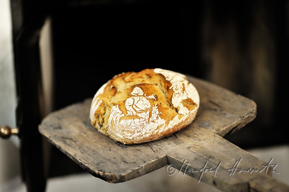 frisch gebackenes Brot kommt aus dem Holzofen