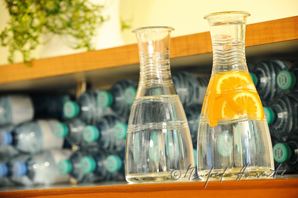 zwei Wasserkrüge und Wasserflaschen im Restaurant