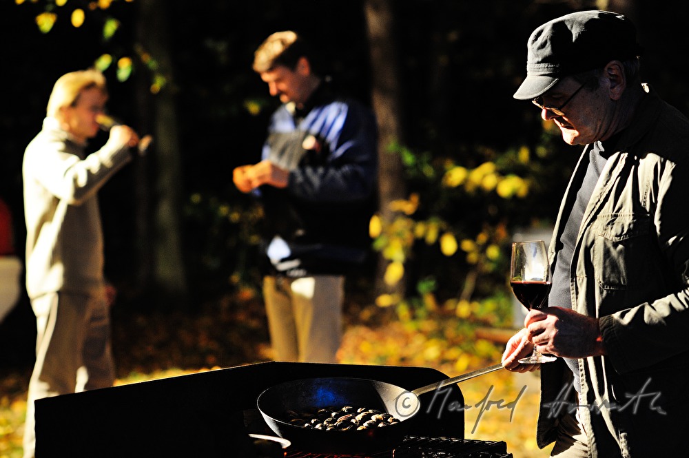 Maronibraten beim Kastanienfest im Wald